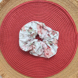 Scrunchie λευκό με τριαντάφυλλα